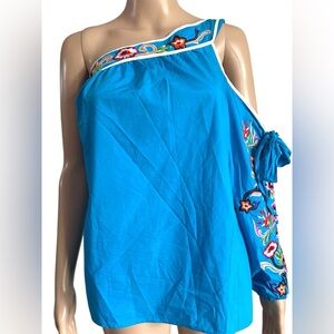 Machine-embroidered blouse, a flirty and youthful style in vibrant blue